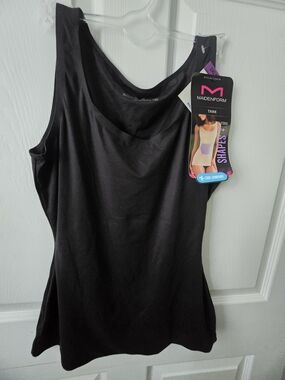 Maidenform Black Shaping Tank Top with Scoop Neck